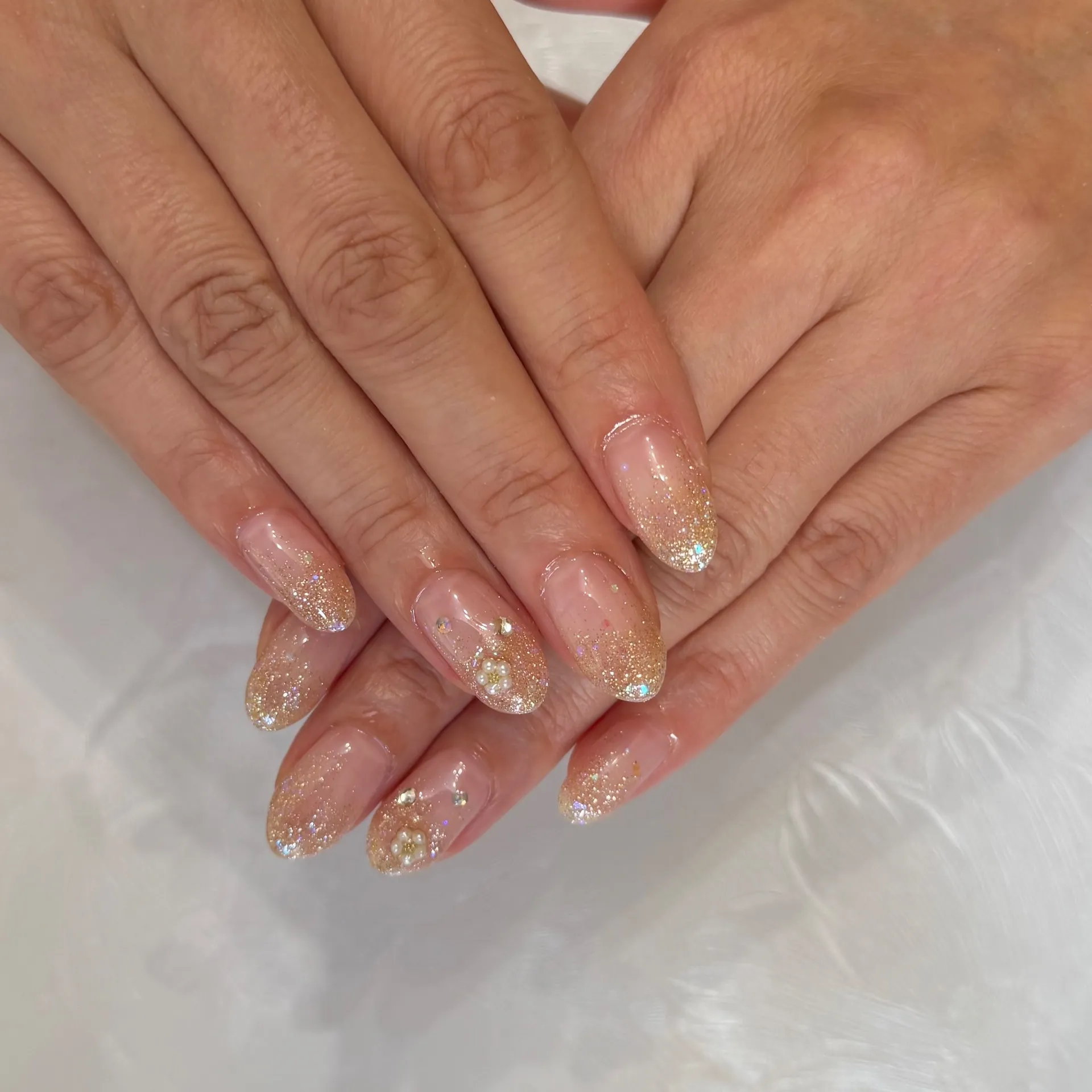 オフィスOKなのに華やか！控えめゴールドの上品ネイル