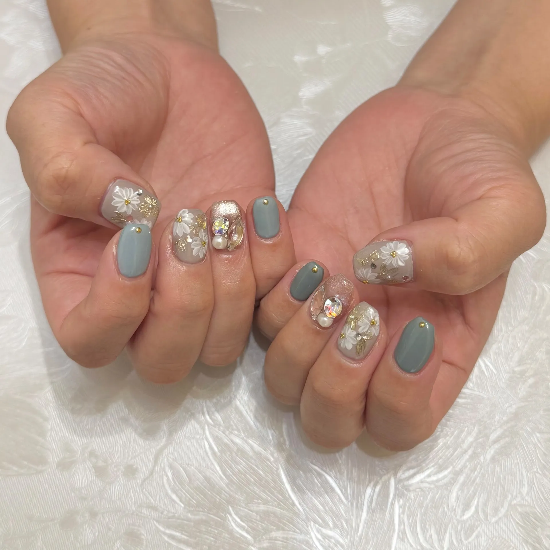 美爪フォルムにこだわった定額デザイン。手描きのお花で女性らしさを引き立てる指先へ