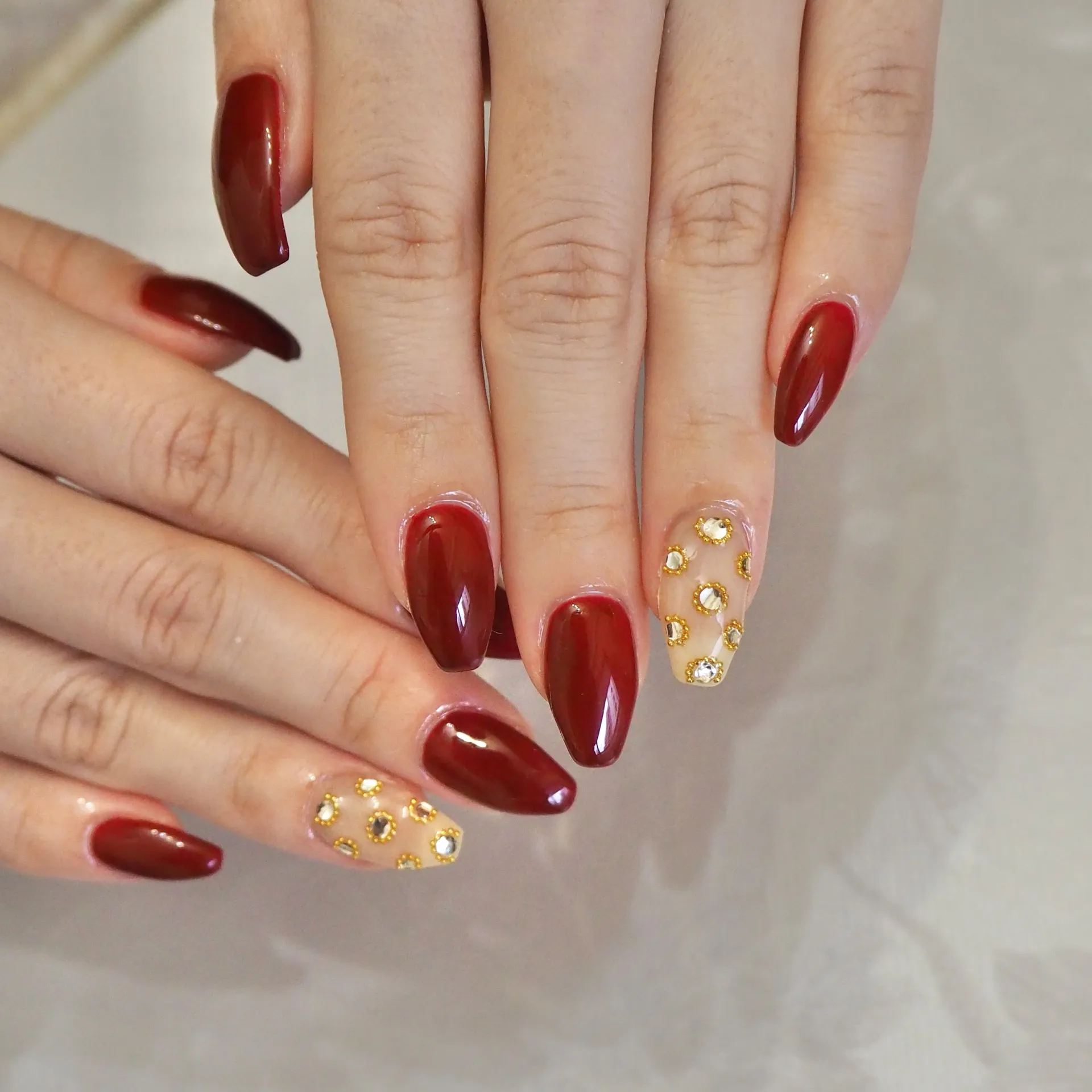 深みボルドー×煌めきゴールド 秋冬にぴったりな「大人の艶めきネイル」。