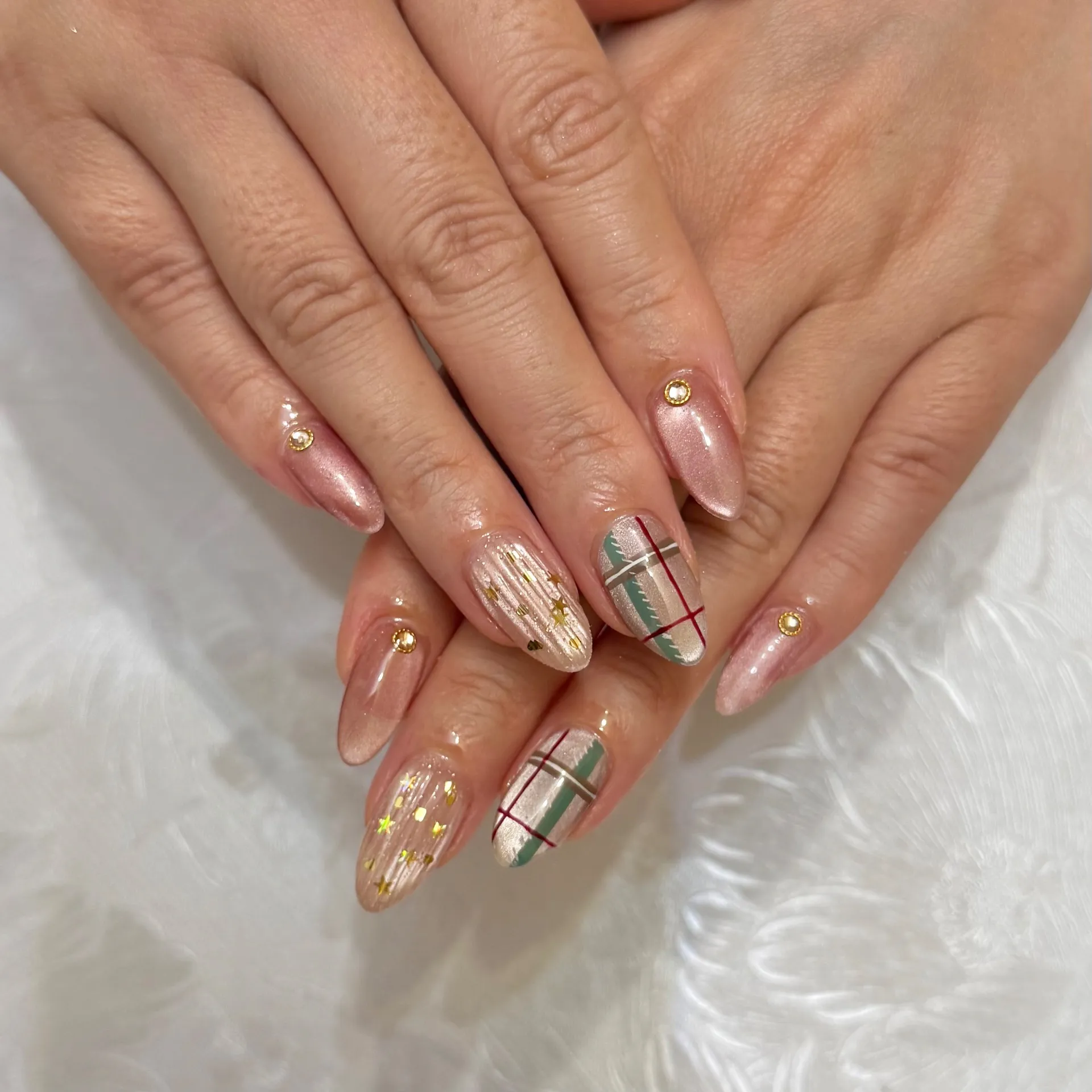 マグネットネイルで叶える大人の余裕をまとったクリスマスネイル