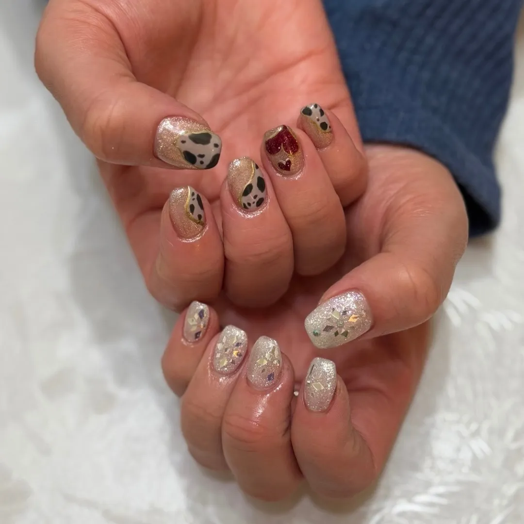  ちぐはぐネイルで楽しむキラキラ冬アート