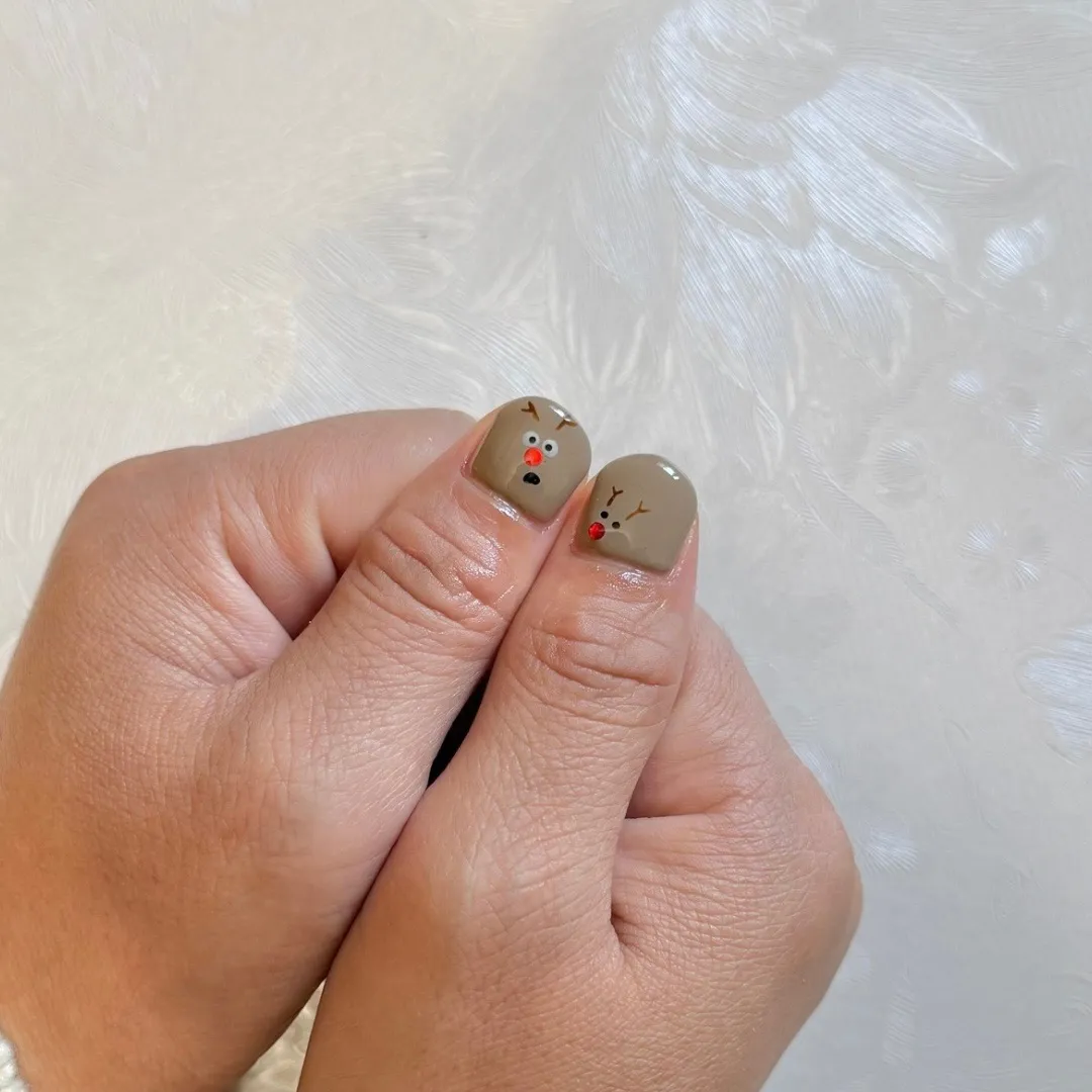 落ち着きカラーに遊び心をのせたトナカイデザイン