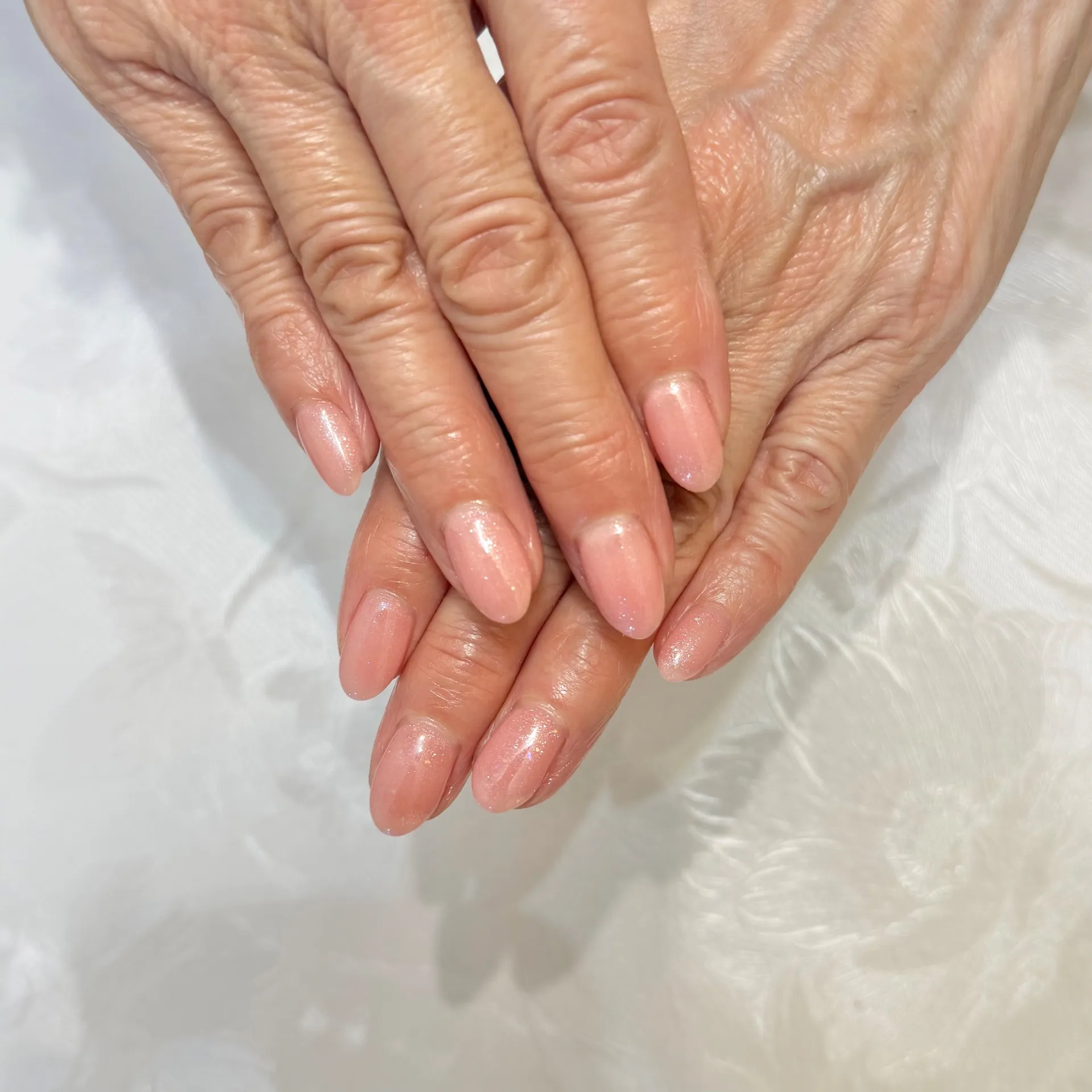 忙しい年末こそ、清潔感のあるシンプルネイルを