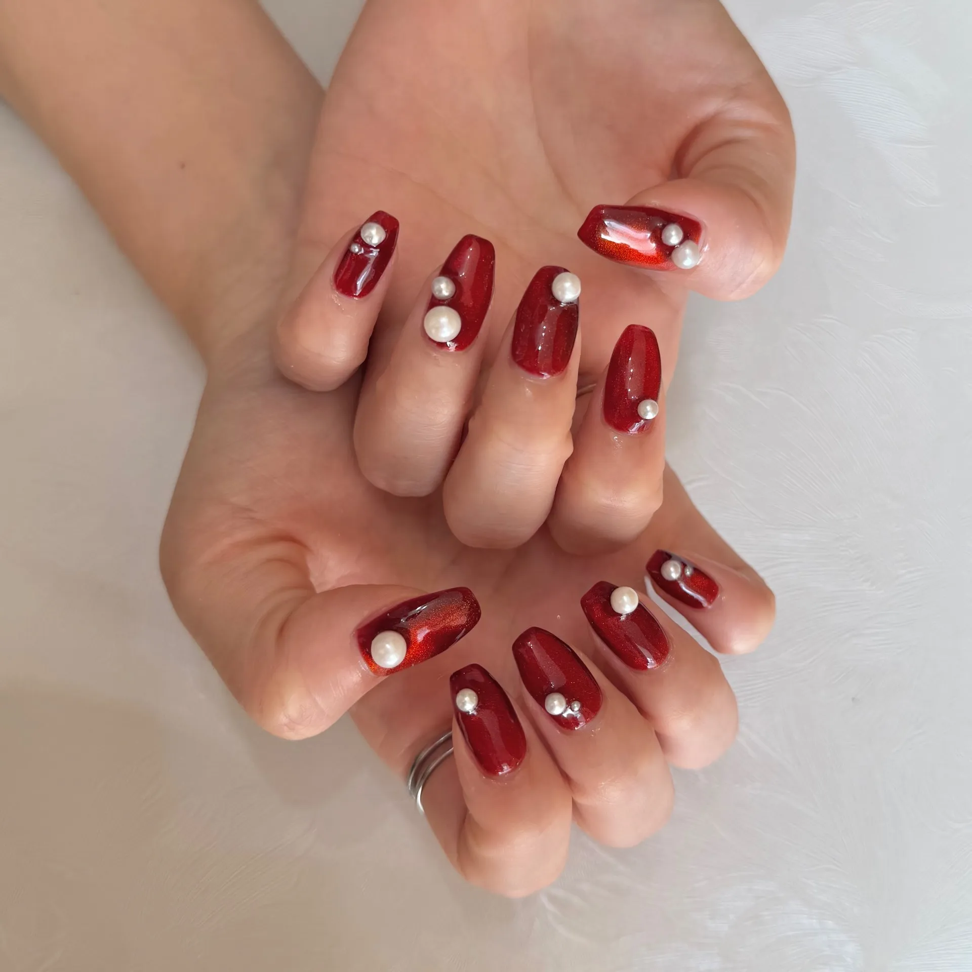 冬の指先を格上げする上品パールネイル