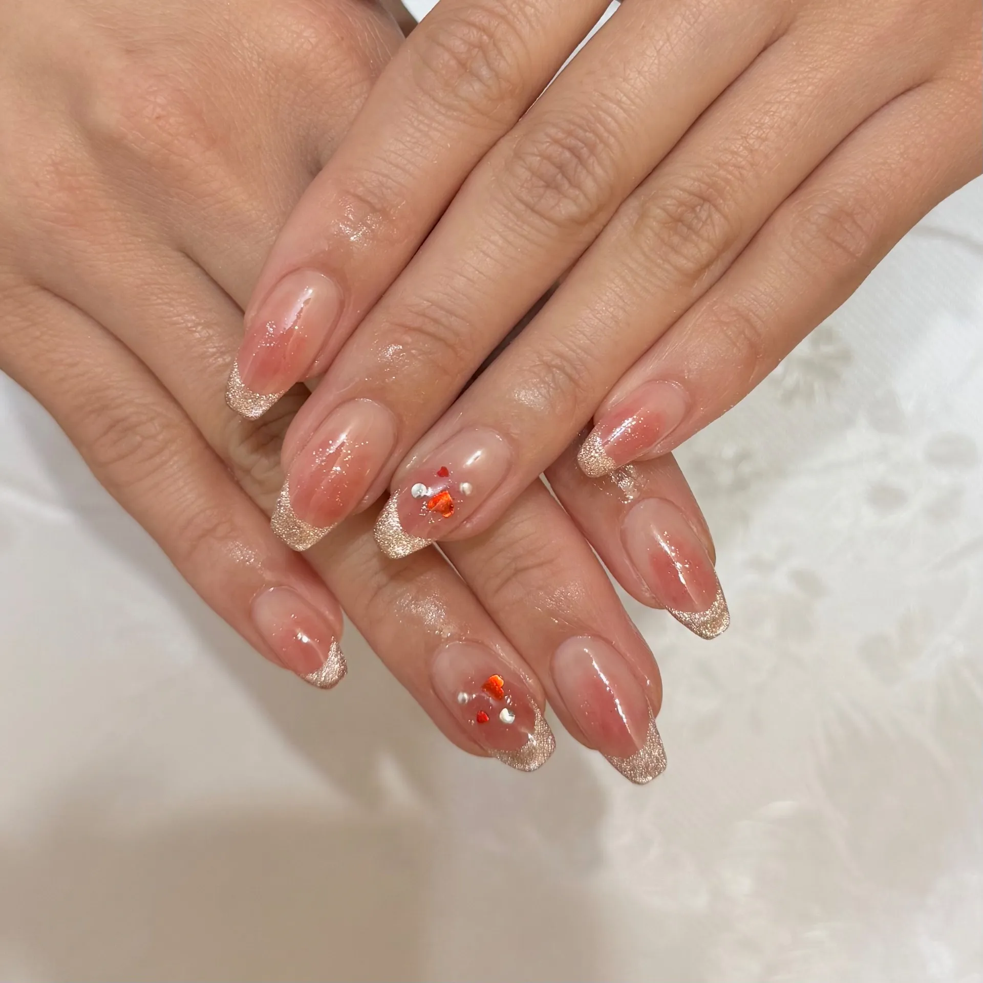 チークネイル×マグネットフレンチで指先に上品なときめきを