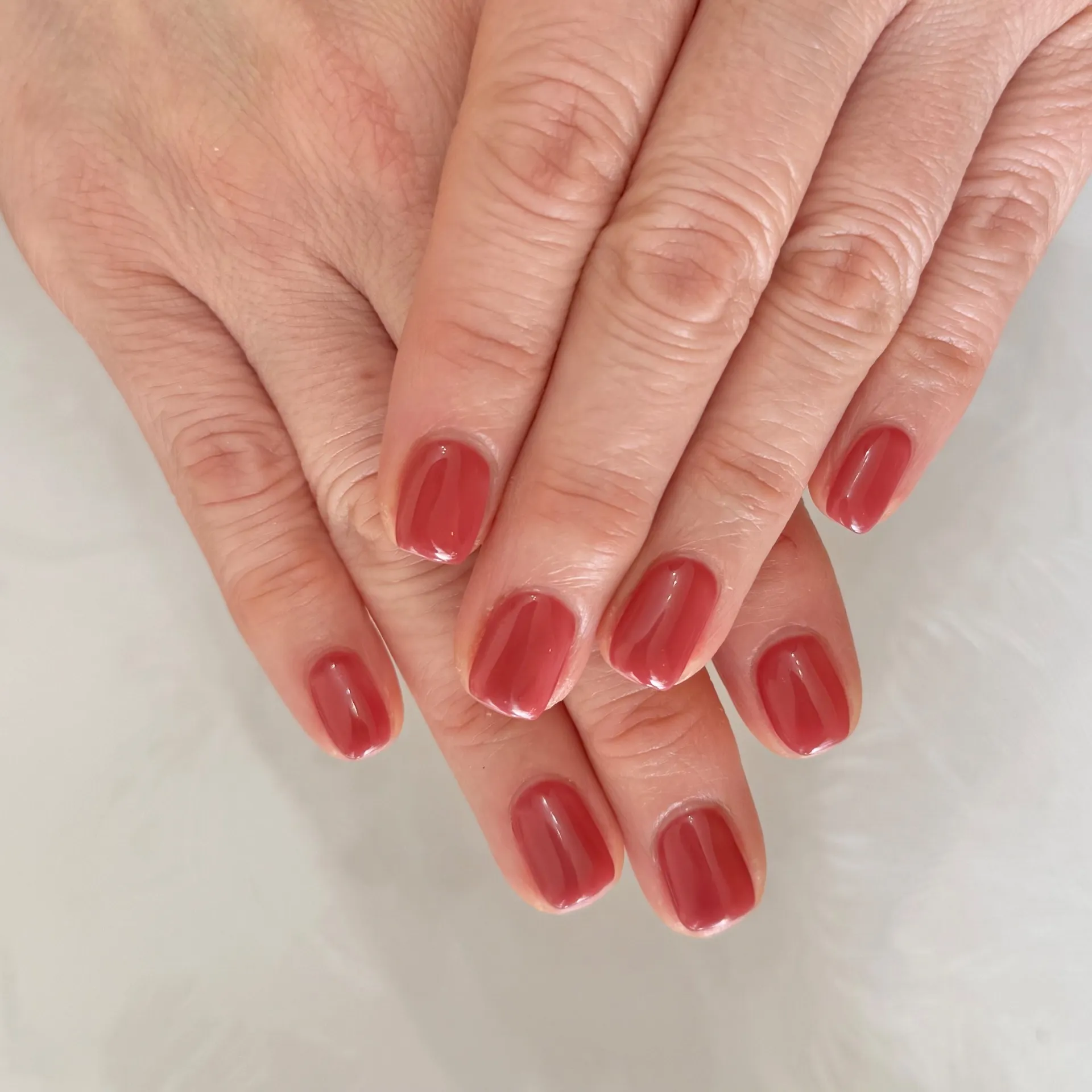 ワンカラーでも手元が綺麗に見える理由｜フォルムと甘皮ケア重視のネイル