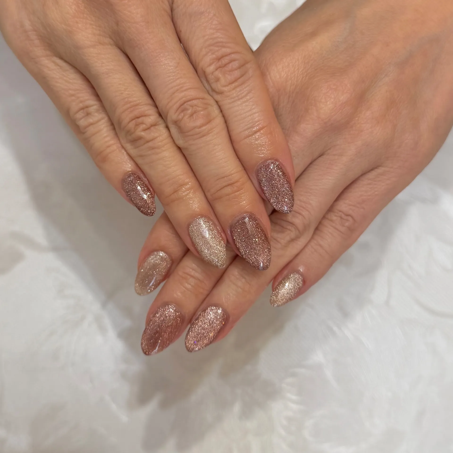 大人可愛いが叶う|マグネット×フラッシュの上品キラキラネイル